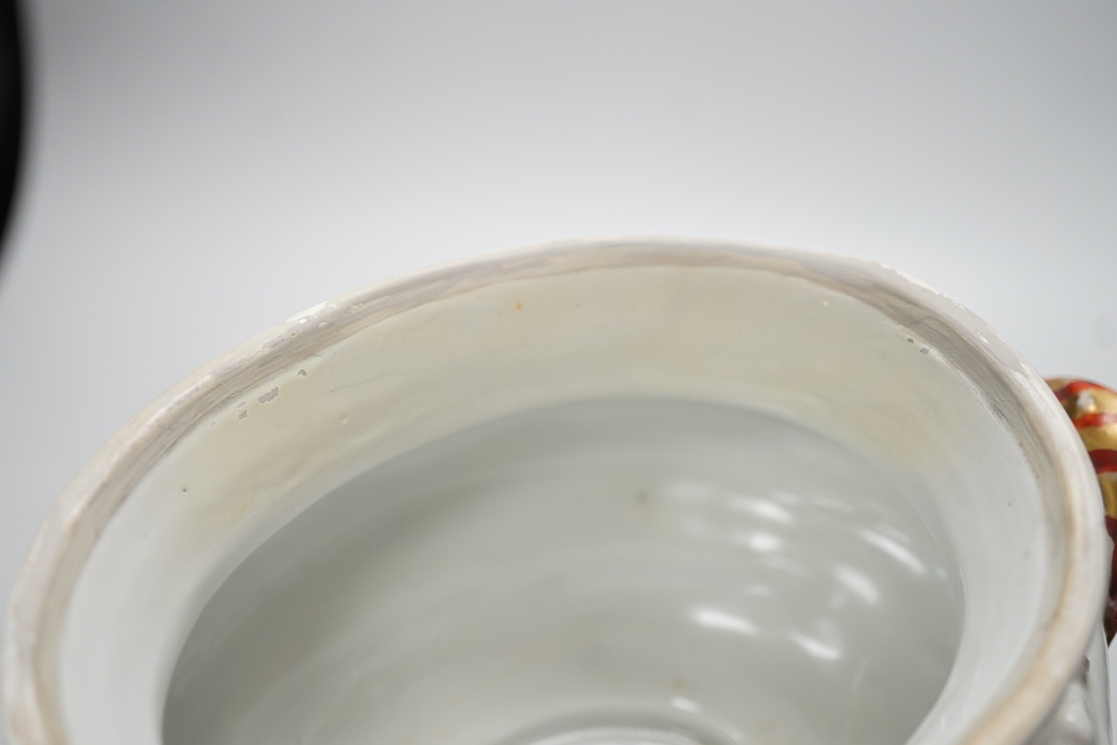An 18th century Chinese Export armorial small tureen cover, William Nassau de Zuylestein, Earl of Rochford crest, 17cm handle to handle
